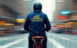 Messager parcourt la ville en scooter pour une livraison urgente