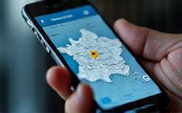 Carte sur smartphone montrant le suivi temps réel d’un colis à Paris